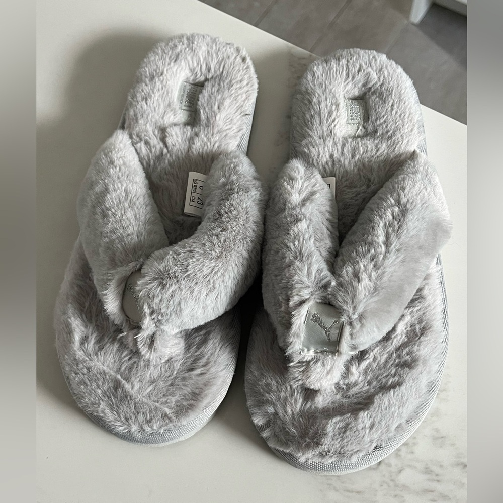 NWOT women’s gray faux fur puma slides/slippers. Size 6.